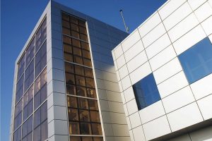 Fachadas e imagen exterior para empresas en Almeria. Aluminio y PVC 1
