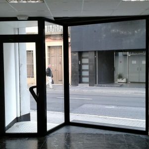 Puertas de fachada y escaparates para empresas en Almeria. Aluminio y PVC 2