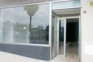 Puertas de fachada y escaparates para empresas en Almeria. Aluminio y PVC 3