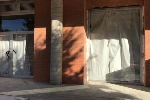 Puertas de fachada y escaparates para empresas en Almeria. Aluminio y PVC 4