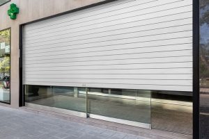 Puertas de fachada y escaparates para empresas en Almeria. Aluminio y PVC 6